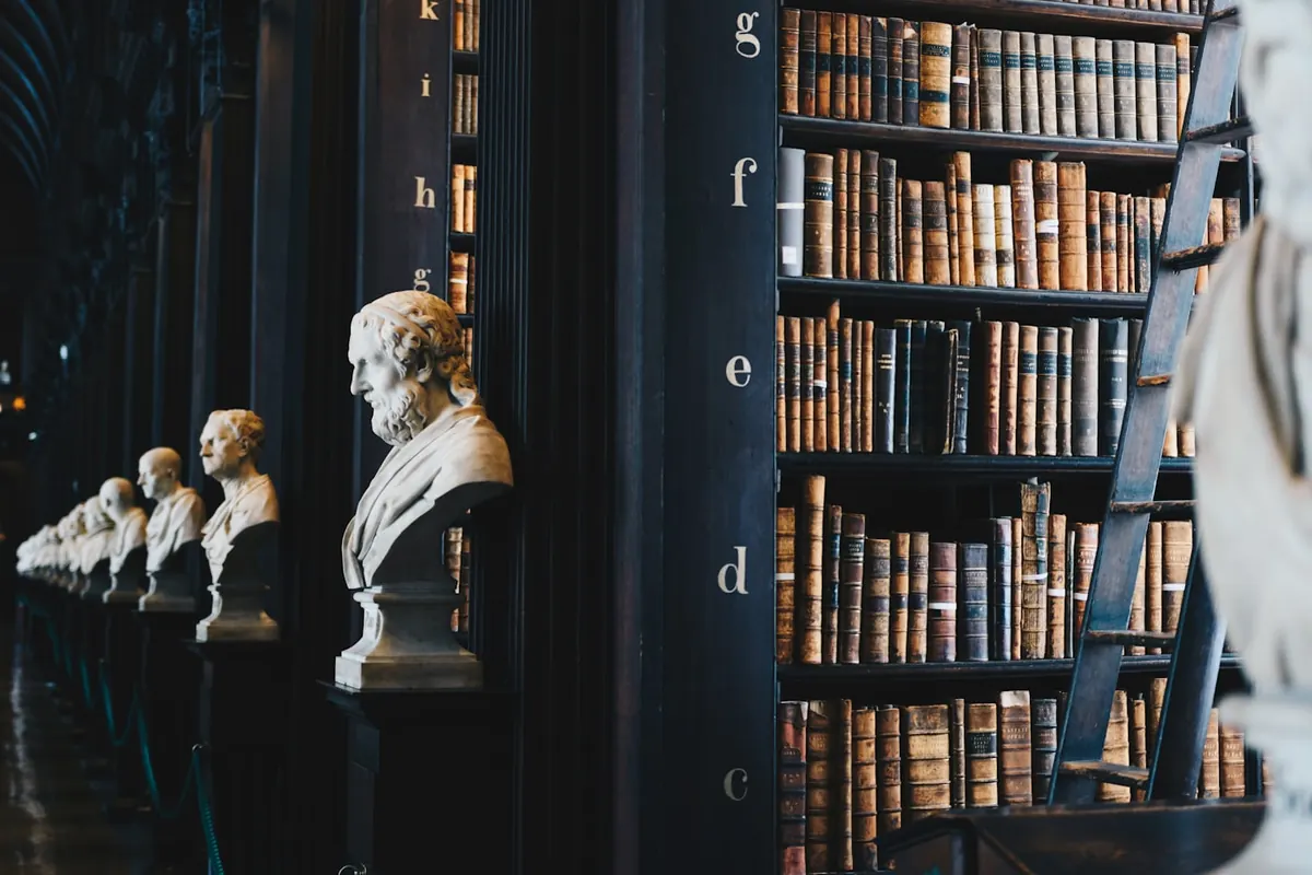 Biblioteca clássica de direito com bustos e obras jurídicas