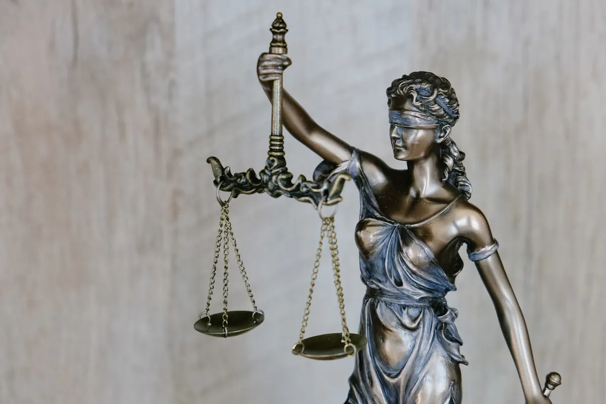 Estátua da Justiça segurando a balança